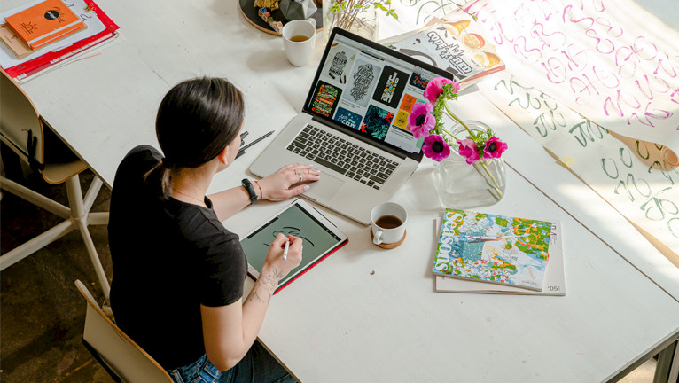 Promotion image of Apple Gadgets and Software for Students article.
