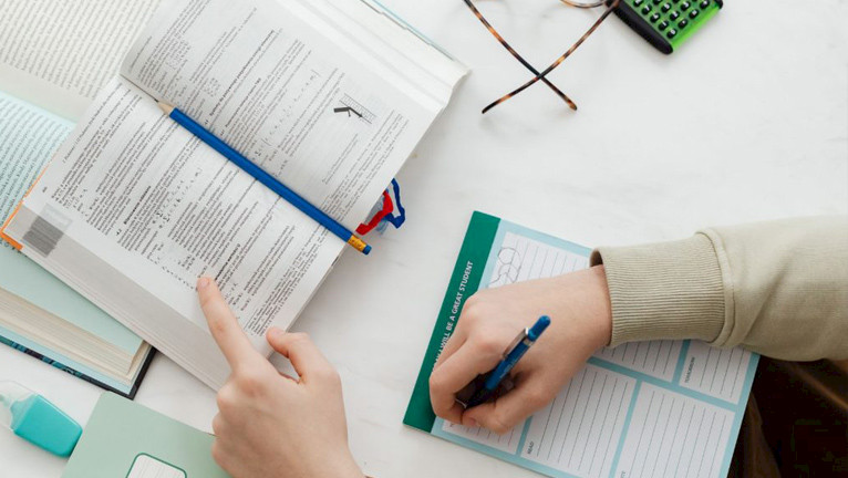 Promotion image of OnlinePaperWritingService for iOS Developer Education article.
