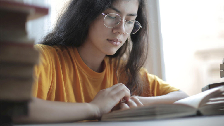 Promotion image of EssayWritersCheap for iOS Developer Education article.