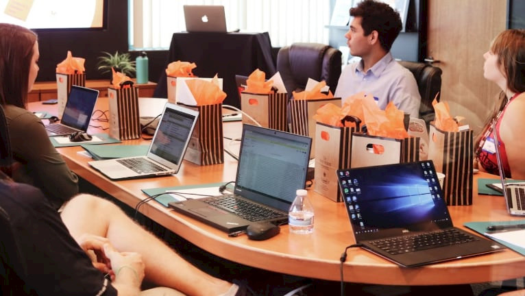 Promotion image of Windows – world of software development article.